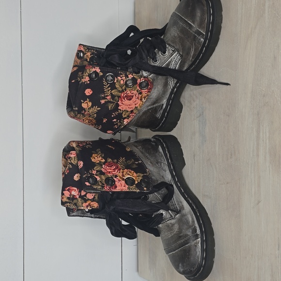 Women's Dr Martens Triumph 1914 Lace Up Ribbon Floral Boots; Size 7 - Picture 4 of 9
